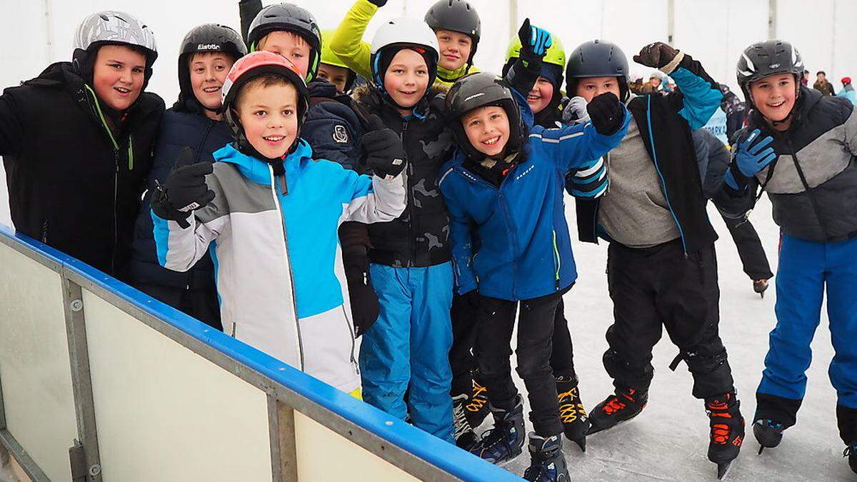 Am Vormittag haben im Gleisdorfer Eislaufzelt die Kinder ihren Spaß - hier die 1b und 1c der NMS Gleisdorf