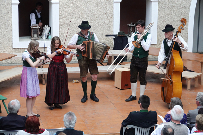 Zünftig, steirisch aufgspielt haben dazwischen Toni Schiffer, Lucas Hölbling, Elisabeth Reitbauer, Anna Schwab und Heinz Pichler als „Steirisch g'mischt“.
