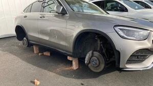 Auch an diesem Fahrzeug wurden die Räder abmontiert