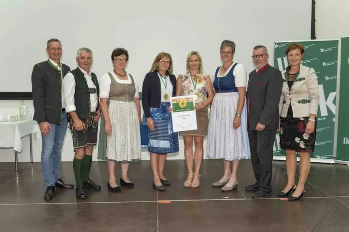 Maria Kerr und Ulrike Prutsch (m.) von der Fachschule Schloss Stein mit Gratulanten