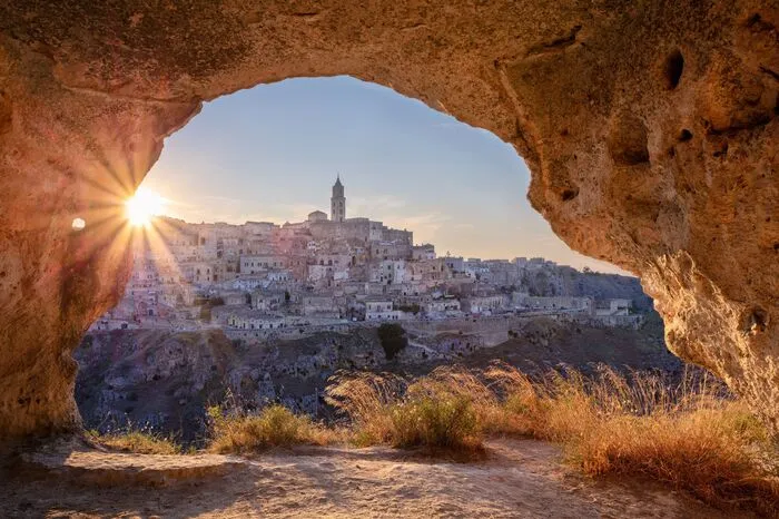 "Zuerst erschien uns das als etwas viel zu Großes für Matera", sagt Mario Daddiego. "Aber jetzt wird die Welt verstehen, dass Matera existiert. Die Stadt ist ein Rohdiamant." Der 46-Jährige steht in seinem Laden, der gleichzeitig Werkstatt ist. Er ist wie so viele andere Geschäfte, Restaurants und Unterkünfte in dem Ort in den Fels gehauen worden. Matera ist berühmt für seine "Sassi". Die antiken Höhlensiedlungen baut Daddiego für seine Weihnachtskrippen nach.