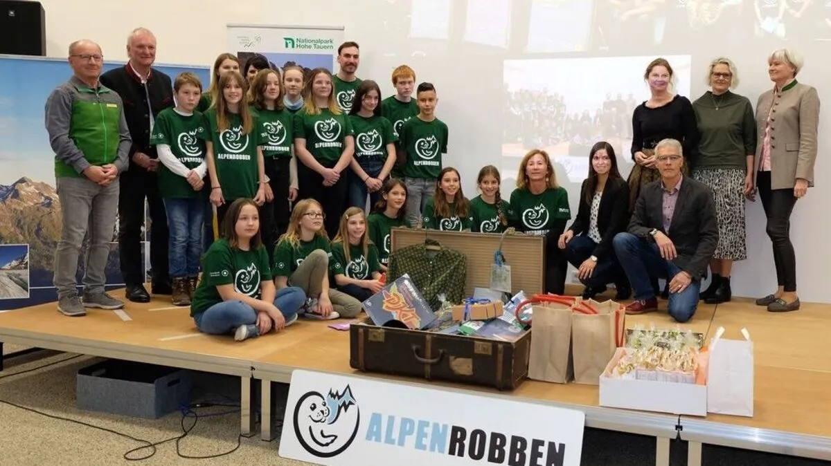 14 "Alpenrobben" und Ehrengäste: Peter Rupitsch, Günther Novak, Nadine Waditzer, Sonja Berger , Alexander Fankhauser, Gudrun Batek, Christina Patterer, Elke Millonig, Irmhild Ludwiger, Helga Reiter und Josef Dullnig (von links)