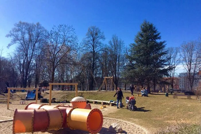 Auch Spielplatz und Sandkiste im Augarten wurden ausgewintert