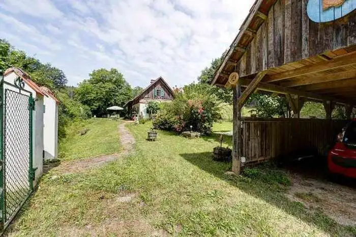 Ein Doppelcarport gibt es auch noch.