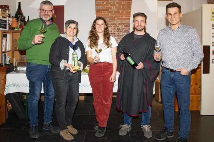 Angeführt von Andreas Posch, Obmann des Vereins Oststeirische Römerweinstraße, fand das diesjährige Feuerritual am Platz vor der Kirche in Pischelsdorf schon am 1. Februar statt. Viele der Weinbauern haben sich daran beteiligt und besonders gut besucht waren auch die Weinpräsentationen bei den Buschenschänken am Lichtmesstag.