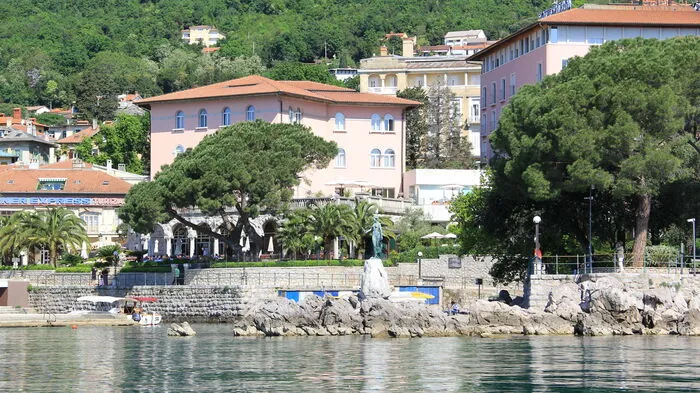 Das Hotel Milenij mit dem berühmten Café Wagner direkt im Ort von Opatija.