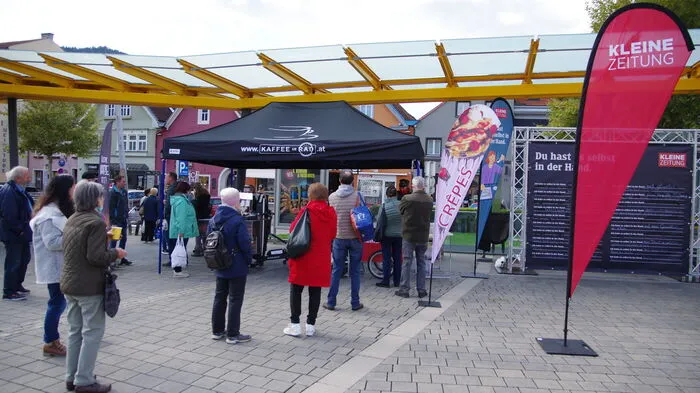Manchmal bildeten sich ganz schön lange Schlangen vor dem Kleine Zeitung-Stand auf dem Brucker Hauptplatz.