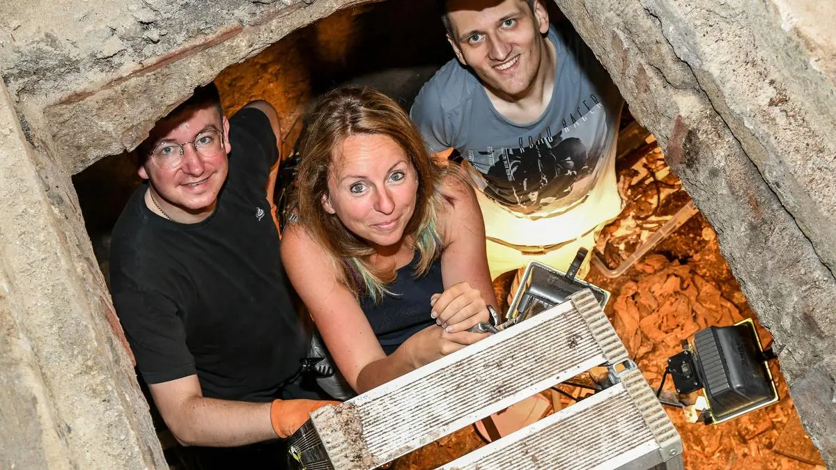 Christoph Kranicki, Astrid Hassler und Rainer Pauer bei den Arbeiten in der Gruft 