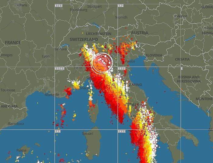 Montagabend bildete sich eine massive Gewitterlinie über Italien - diese zieht in der Nacht von Montag auf Dienstag über Österreich