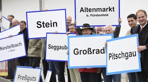 Tafel-Protest gegen die Gemeindestrukturreform bei der Regierungsklausur 2014 in Schladming: Etliche Gemeindevertreter wehrten sich gegen die Fusionen - letztlich alle ohne Erfolg