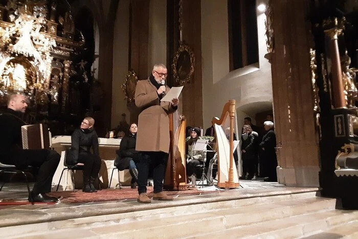 Durch den Abend führte - mit besinnlichen, aber auch berührende Gedanken rund um Weihnachten - Peter Faßhuber.