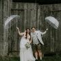 Der Regenschirm war an ihrem Hochzeitstag ein ständiger Begleiter