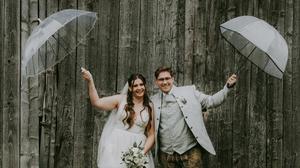 Der Regenschirm war an ihrem Hochzeitstag ein ständiger Begleiter