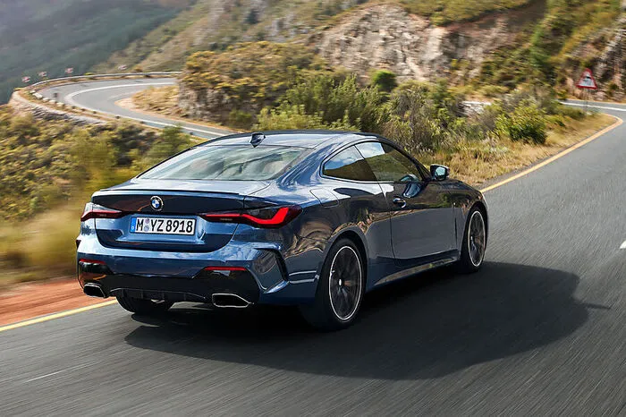 Erstmals ziehen sich die Kühlluftöffnungen nämlich nicht in die Breite, sondern vertikal bis fast nach ganz unten an das Ende des Stoßfängers. Über Geschmack lässt sich ja bekanntlich nicht streiten. Und dass BMW mit diesem Design vor allem die Geschmäcker der Hauptabsatzmärkte in Übersee treffen möchte, sehen wir auch ein.