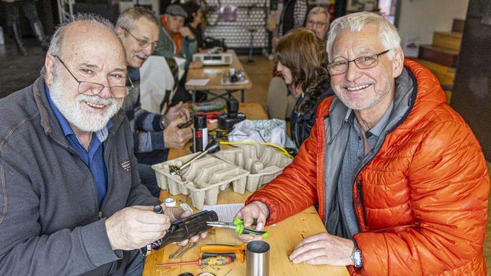 Walter Dohr (links) ist ein &quot;Reparierer&quot; der ersten Stunde. Im Bild lötet er gerade ein Küchengerät von Gerd Luschnitzky (rechts)