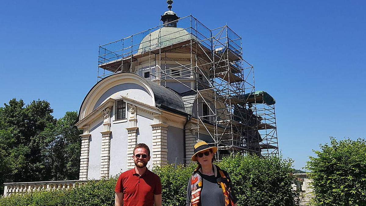 Paul Schuster und Barbara Kaiser vor dem derzeit eingerüsteten Mausoleum von Ehrenhausen