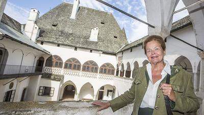 Zusammen mit acht Verwandten bewahrt die Villacherin die einstige Ritterburg