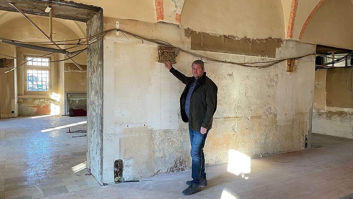 Bürgermeister Gerhard Köfer inmitten der Großbaustelle: das Schlosscafé ist nach der Entkernung nicht mehr wiederzuerkennen