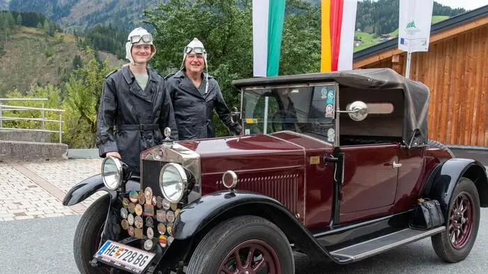 Zwei Männer stehen hinter einem Auto