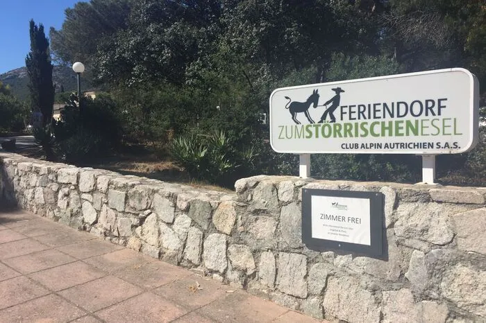 Das Feriendorf "Zum störrischen Esel" ist ein beliebter und idealer Ausgangspunkt für Wanderungen, Radtouren und Tagesausflüge. Das Konzept, bestehend aus einfacher Unterbringung und geselligem Zusammensein, hat sich seit den 60-er-Jahren bewährt.