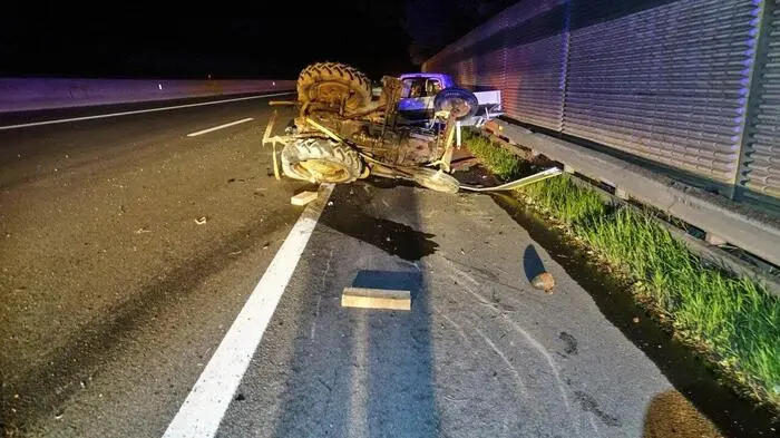 Zu einem kuriosen "Traktorunfall" kam es in der Nacht auf Mittwoch auf der A2-Südautobahn zwischen Grimmenstein und Seebenstein (NÖ).