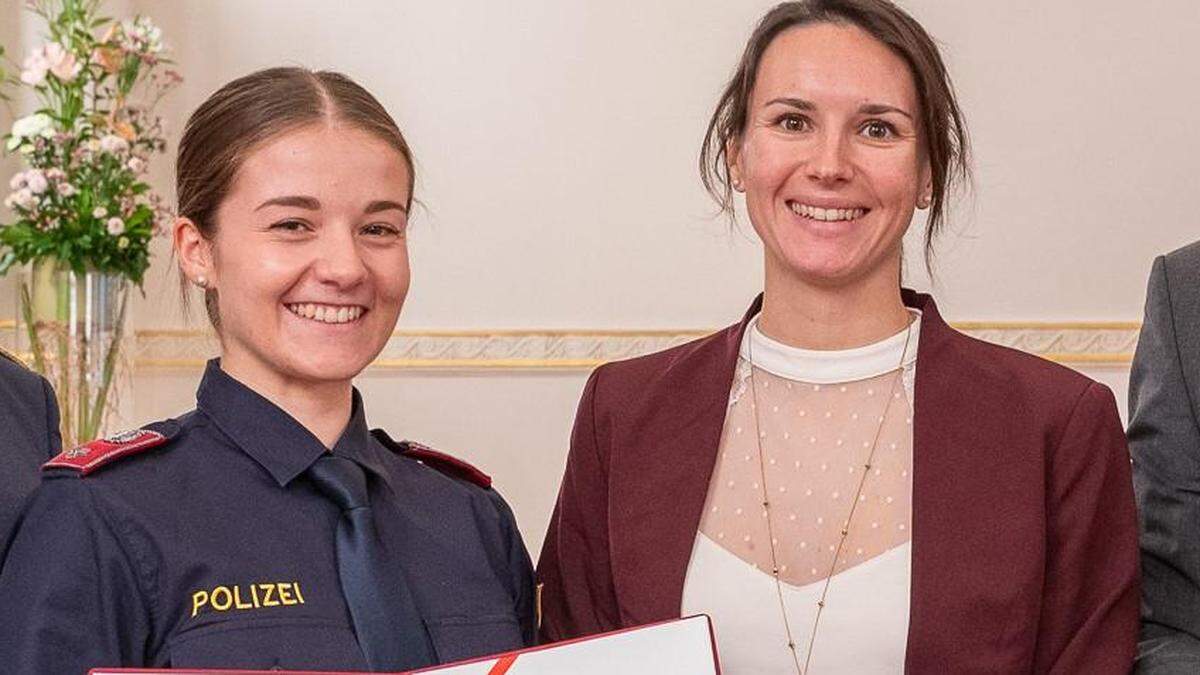 Eva Unterreiner (links) und  Kristina Scheikl erhielten die „Lebensrettermedaille“