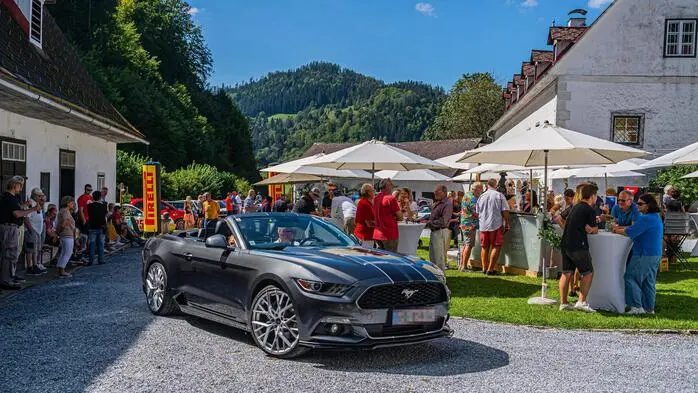 Klassiker und moderne Sportwagen präsentieren sich auf dem Gelände des historischen Anwesens