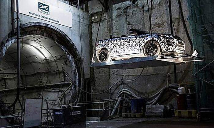 Das Evoque Cabriolet per Kran in den Tunnel gehievt