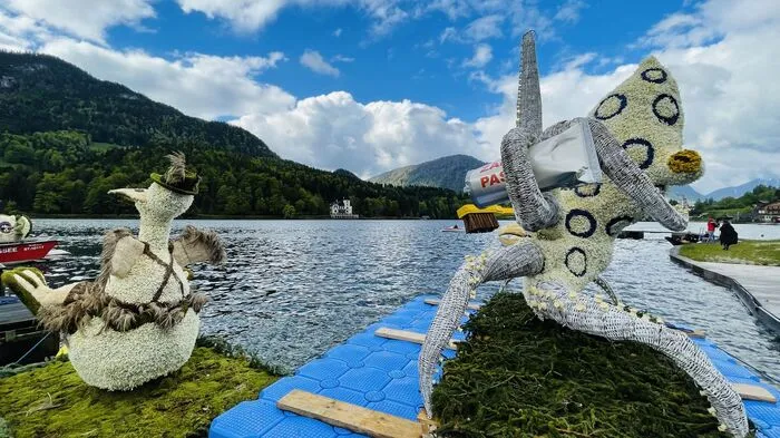 Der Krake und der "Nestscheißer", wie die Figur heißt, sind startklar für den Ritt über den Grundlsee.