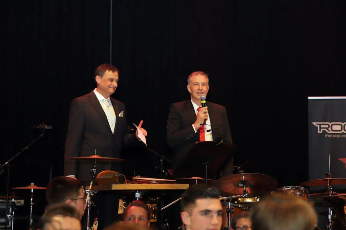Die zahlreichen Besucher, unter ihnen auch einige Ehrengäste wie LAbg Andreas Kinsky und Bürgermeister Erwin Eggenreich, wurden durch den Präsidenten des Rotary Clubs, Christoph Permann, und Joe König begrüßt. Mit "Alles Weizer" forderte Bürgermeister Erwin Eggenreich zum Eröffnungswalzer ein.
