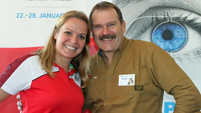 Herzschlag Kärnten-Geschäftsführerin Birgit Morelli mit Armin Peyker, Obmann der St. Veiter Eisvögel. Der Reinerlös kommt den Special Olympics-Winterspielen in Villach und St. Veiter Kindergärten mit Integrationsgruppen zugute