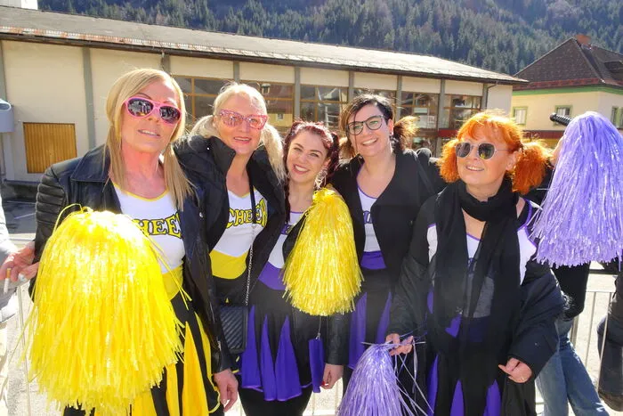. . . ebenso wie fröhliche Cheerleaderinnen.