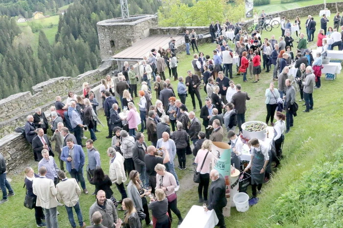 An die 600 Geladene aus ganz Kärnten und darüber hinaus waren am Montag aufmarschiert, um kulinarische Köstlichkeiten, erlesene Weine und Hirter Bierspezialitäten zu genießen.