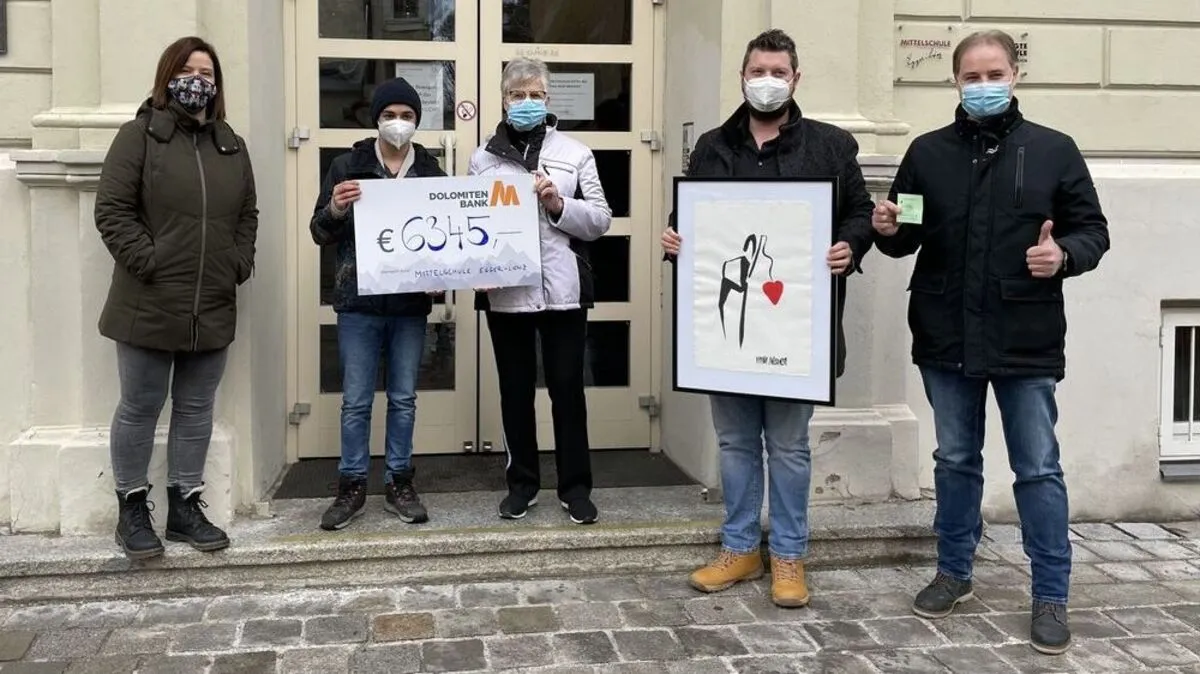 Religionslehrerin Michaela Steiner, Initiator Florian Steiner, Obfrau der Kinderkrebshilfe Anni Kratzer, Direktorin-Stellvertreter Simon Mair, Gewinner Christoph Pitterle 