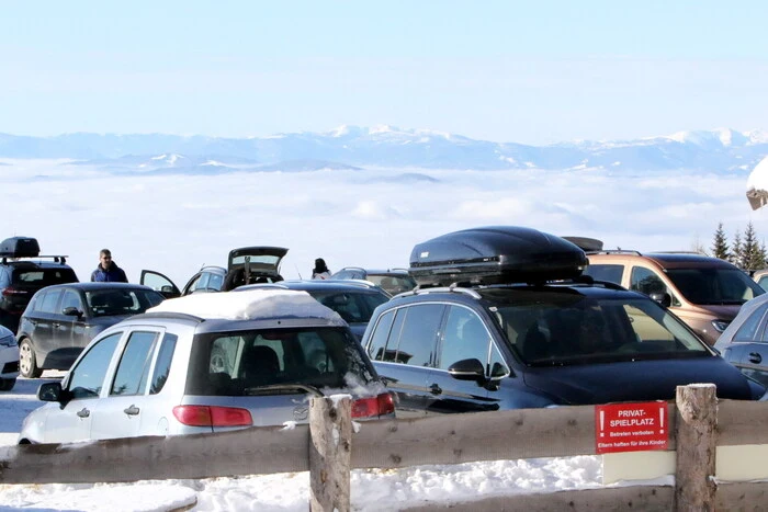 Hunderte Autos schlängelten sich den ganzen Tag über die zwölf Kilometer lange Bergstraße von Eberstein auf den beliebten Ausflugsberg. 
