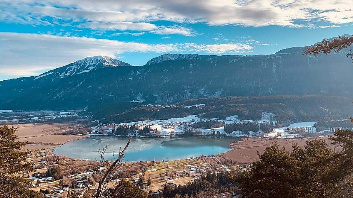 Die Eisdecke auf dem Pressegger See ist noch viel zu dünn. Eislaufen ist daher streng verboten!