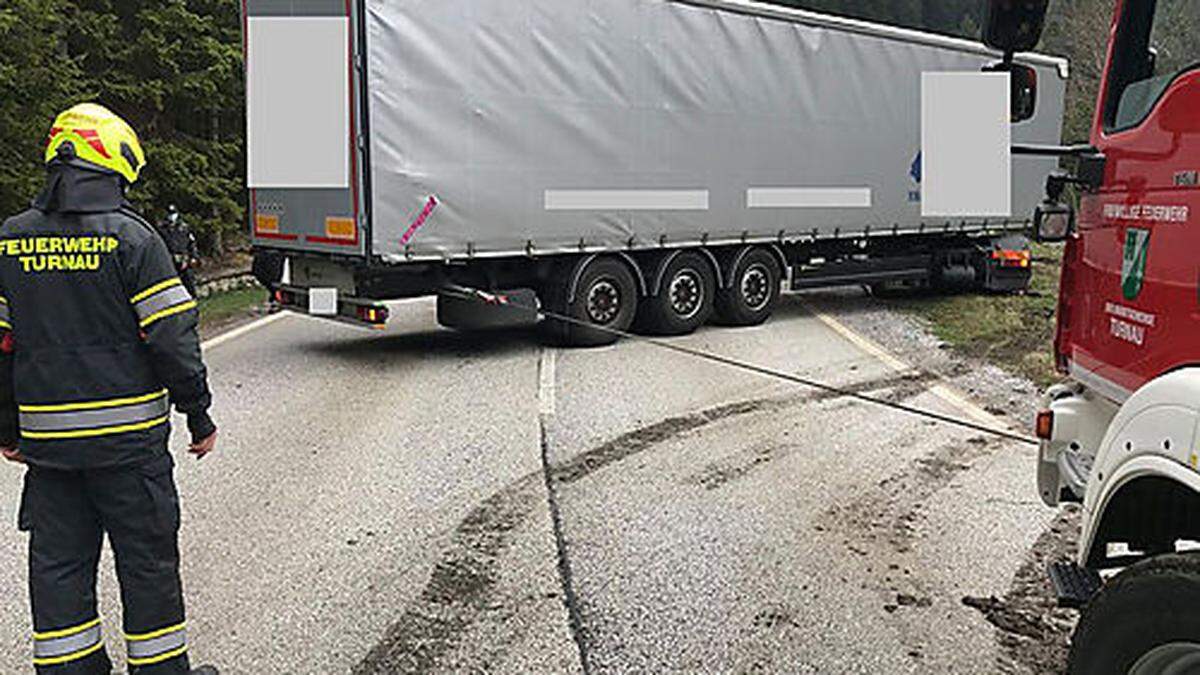 Die FF Turnau zog den Lkw aus seiner misslichen Lage