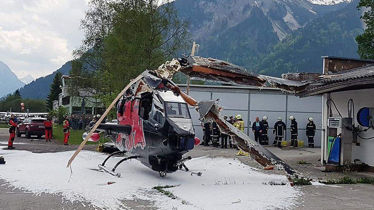 Der stark beschädigte Hubschrauber