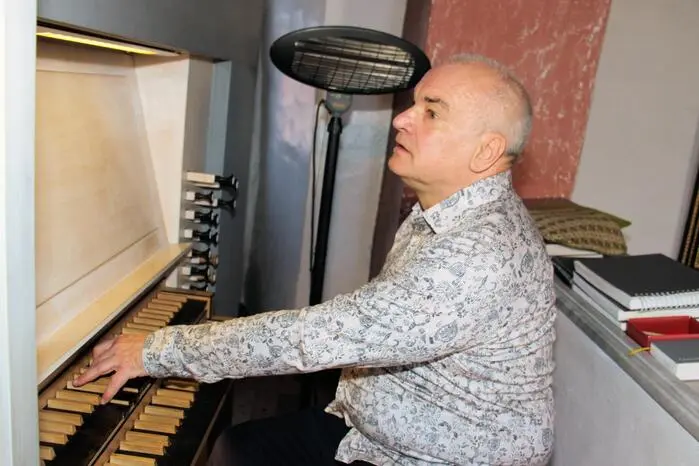  Manfred Tausch an der Orgel und Bariton David McShane mit seiner ausdrucksstarken Stimme begeisterten die zahlreichen Besucher in der Pfarrkirche.