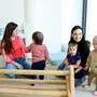Das Bild zeigt Nest-Organisatorin Lisa Steindl, Tagesmutter Gudrun Luttenberger und drei Kleinkinder. | Initiatorin Lisa Steindl (links) und Tagesmutter Gudrun Luttenberger im „Nest“