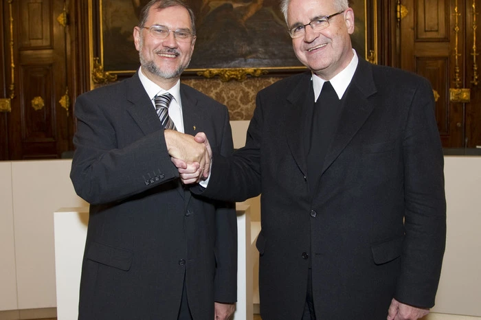 Seine Kaplanszeit im evangelisch dominierten Schladming führten ihn schon früh zum Thema Ökumene - bis heute eines seiner Anliegen. Immer wieder traf er sich der katholische Priester dafür auch mit dem evangelischen Superintendenten Hermann Miklas.
