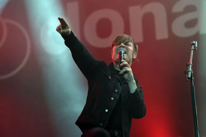 Mit zwei neuen Songs belohnten sie ihre Fans mit einem Vorgeschmack auf das kommende Album. Insgesamt zählten die Veranstalter am ersten Festivaltag eine Million Besucher.