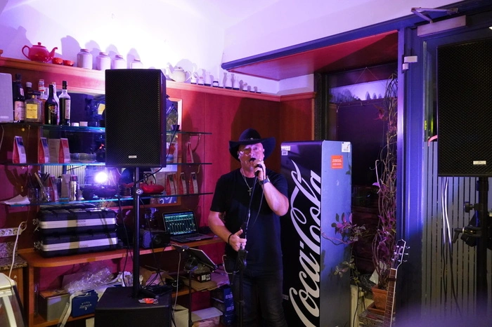 Tony Holland führte mit seinem Soloprogramm im Café Gasserbäck die Leute durch den Abend.