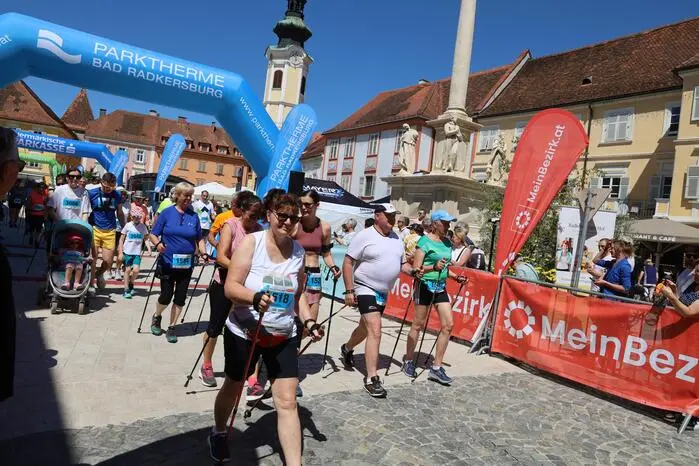 Die Nordic Walker gingen es über sieben Kilometer ein weniger gemäßigter an