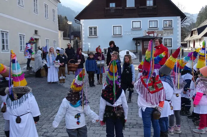 Auch am Dorfplatz wurde getanzt.