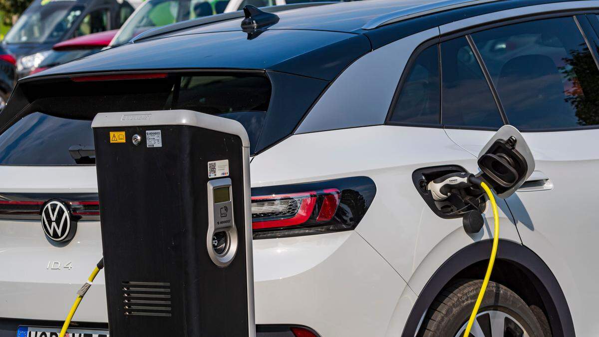 Bei der Erstzulassung von reinen E-Autos in Deutschland liegt derzeit VW vorne