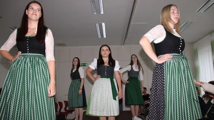 Direktorin Margit Langmann und Sigrid Zwanzger, die Obfrau des Absolventenvereines, organisierten gemeinsam mit dem Lehrkörper und den Schülerinnen und Schülern der Fachschule Maria Lankowitz wieder das beliebte Herbstfest mit dem Absolvententag.