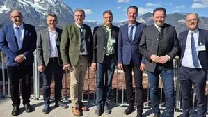 Präsentierten die App im Rahmen der Tagung: Verantwortliche der HBLFA Raumberg-Gumpenstein, Nicolaus Hanowski (ESA, li.), LK-Präsident Andreas Steinegger (3. v. li.) und Minister Norbert Totschnig (2. v. re.)