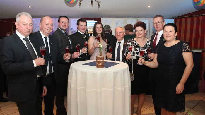 Ballobfrau Romana Kratochwill (Bildmitte), Kapellmeister Hartmut Buchgraber (4.v.l.) und Stabführer Karl Buchgraber (2.v.r.) mit Ehrengästen
