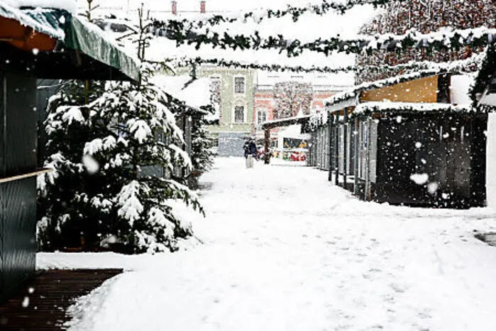 Viel Schnee, aber keine Besucher auf dem geschlossenen Christkindlmarkt in Klagenfurt.